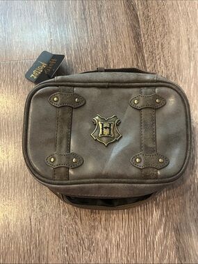 NWT Bioworld Harry Potter Leather Toiletry Case with Crest